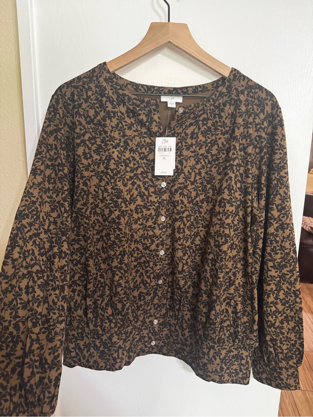 J Jill Banded-Hem Jersey
Top Women's Black Floral Print Button-Front Top - Picture 5 of 5
